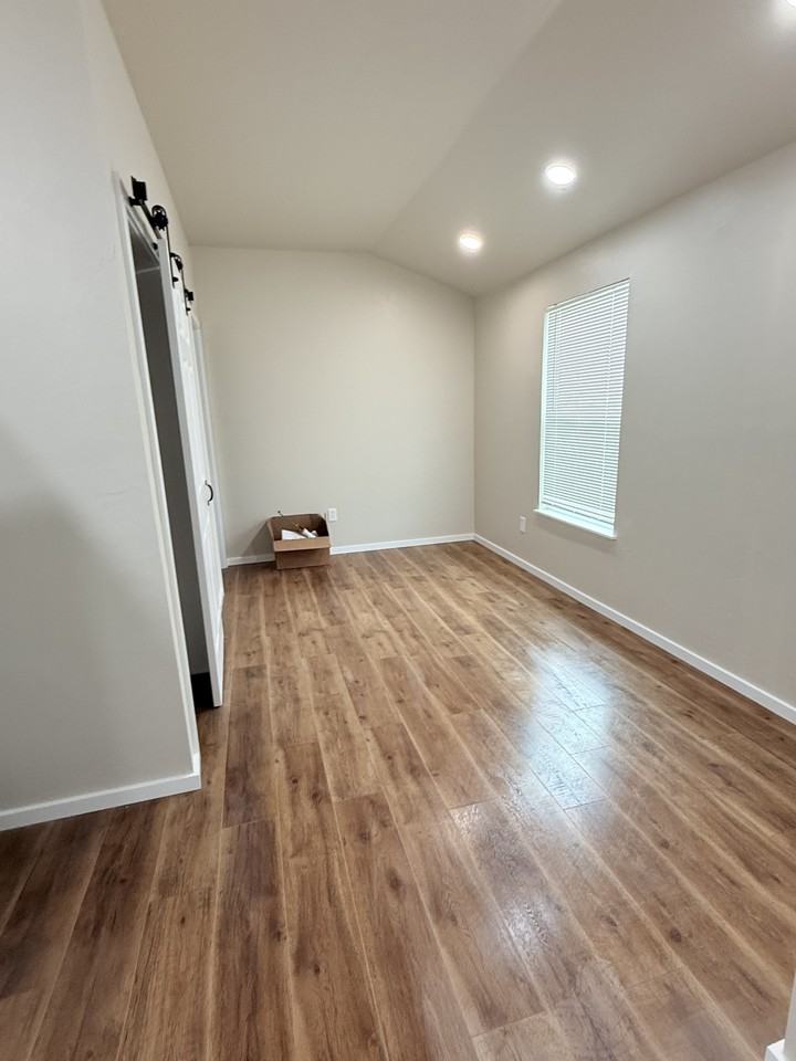 219 N Hickory #NA - Photo 5 of 8
