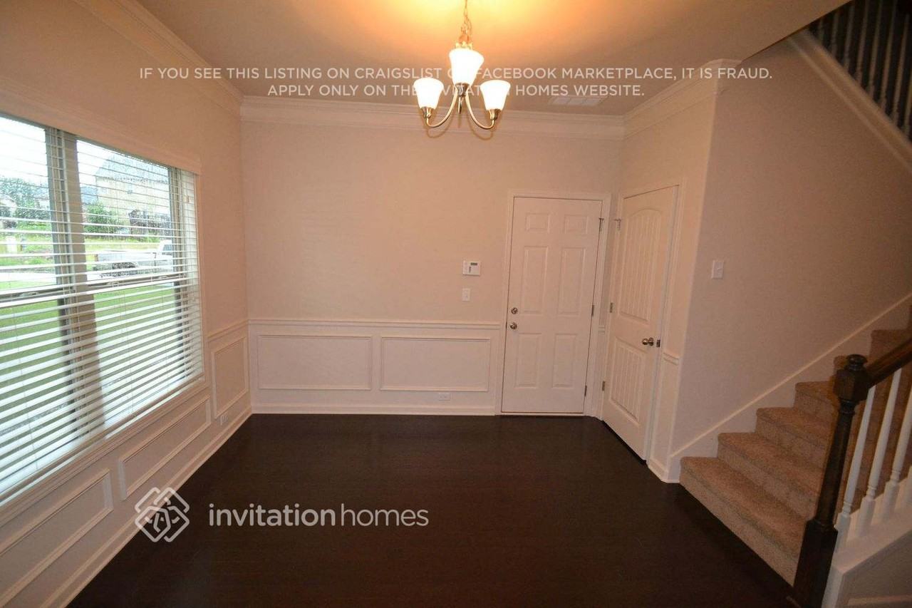 3911 Lake Manor Way - Photo 3 of 12