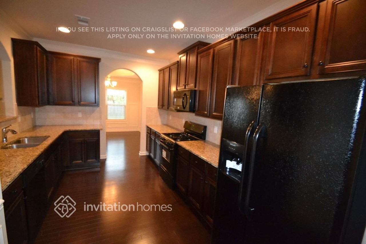 3911 Lake Manor Way - Photo 4 of 12