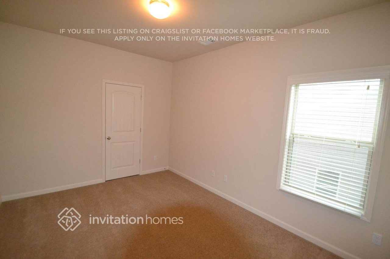 3911 Lake Manor Way - Photo 6 of 12
