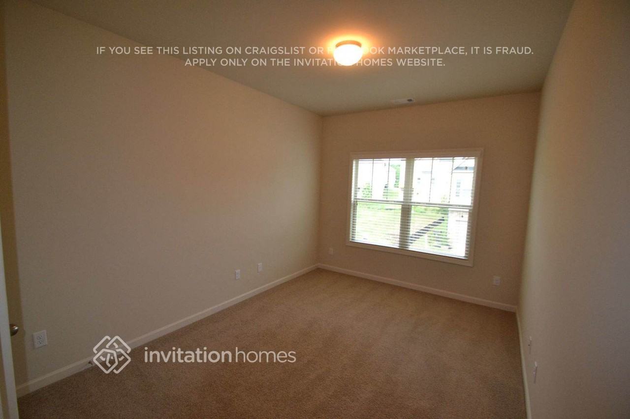 3911 Lake Manor Way - Photo 7 of 12