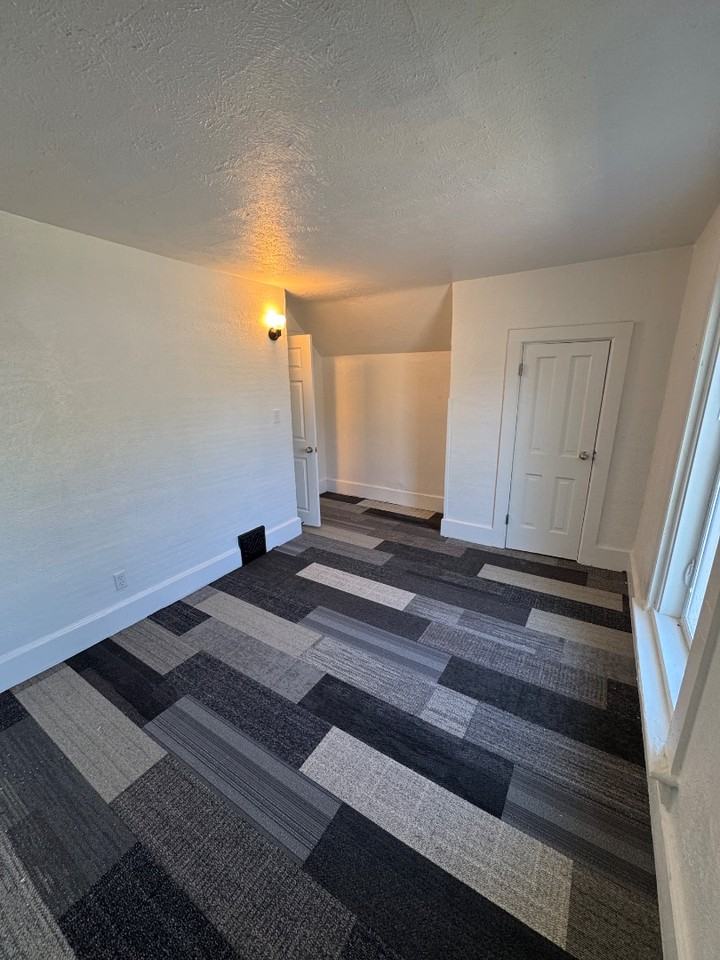 1031 Middlebury St - Photo 3 of 10
