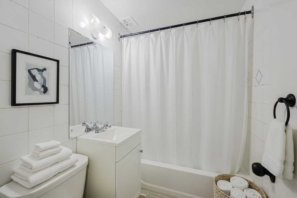 2204 Dufferin Street - Photo 4 of 25