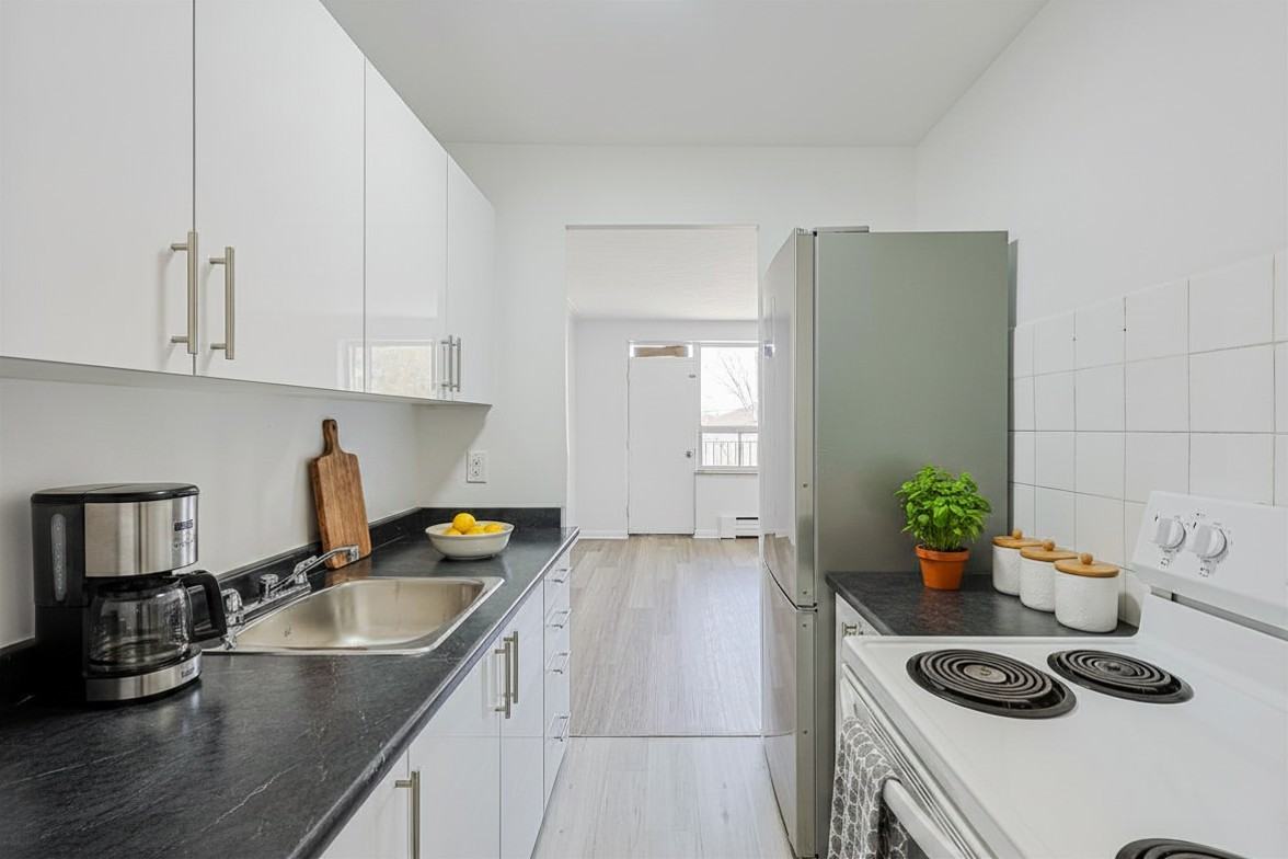 2204 Dufferin Street - Photo 6 of 25