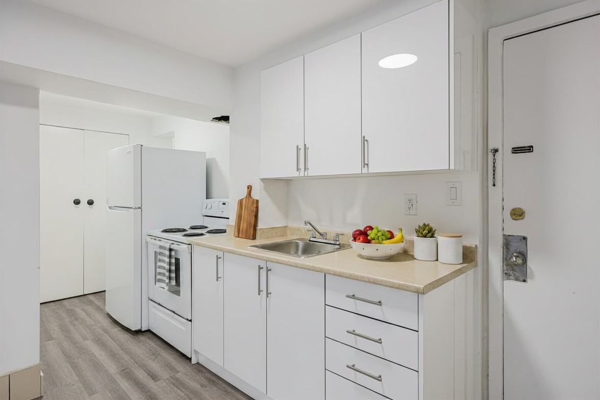 2204 Dufferin Street - Photo 7 of 30