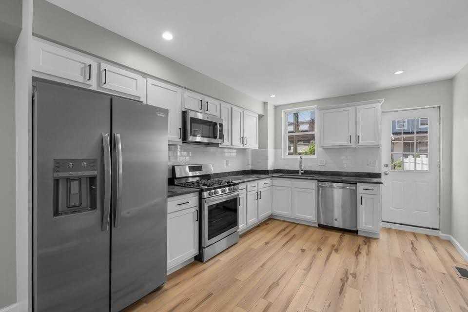 126 S Highland Ave - Photo 2 of 20