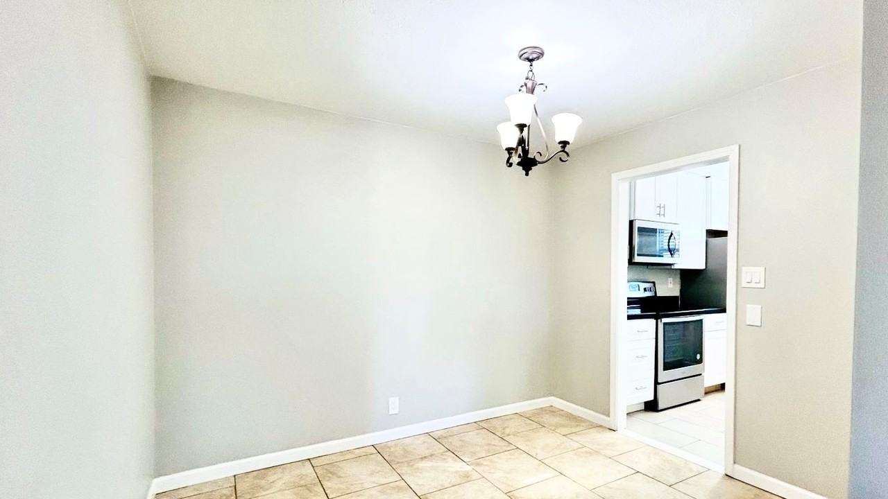 3926 Englewood Cir #3926 - Photo 7 of 28