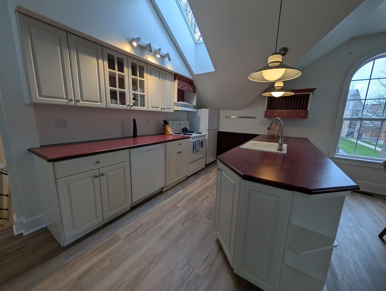 105 Pine St - Photo 3 of 12