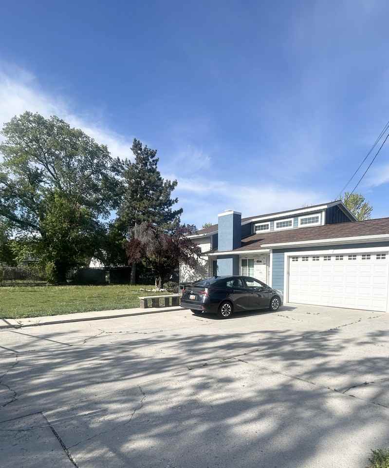 453 E Fort Union Blvd #1 - Photo 2 of 10