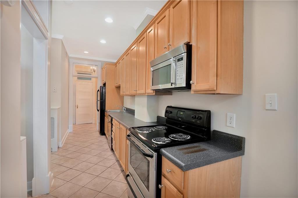 1625 1/2 West Grace StreetApt B (upstairs) #1 - Photo 4 of 16