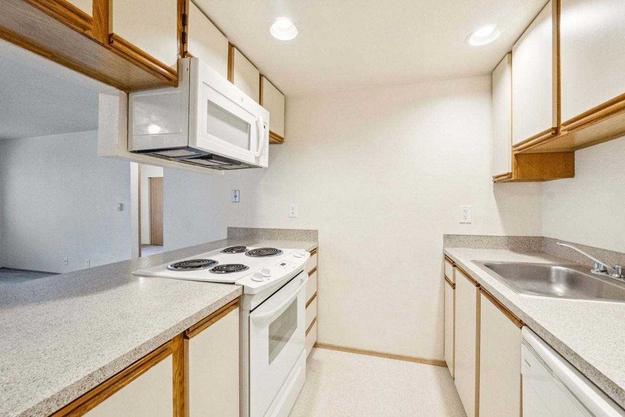 University Court Apartments - Photo 7 of 7