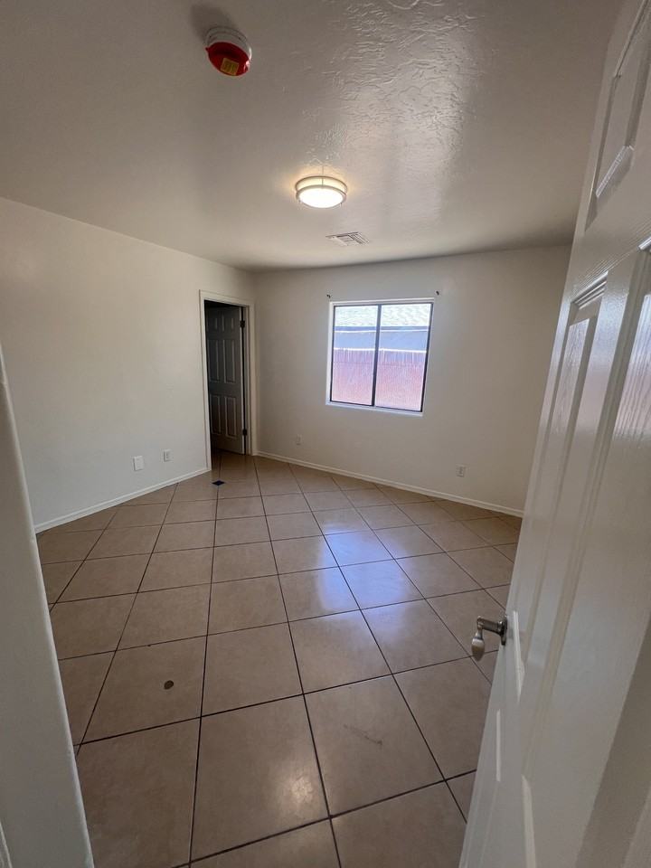 3925 E Blacklidge Dr #4 - Photo 5 of 11