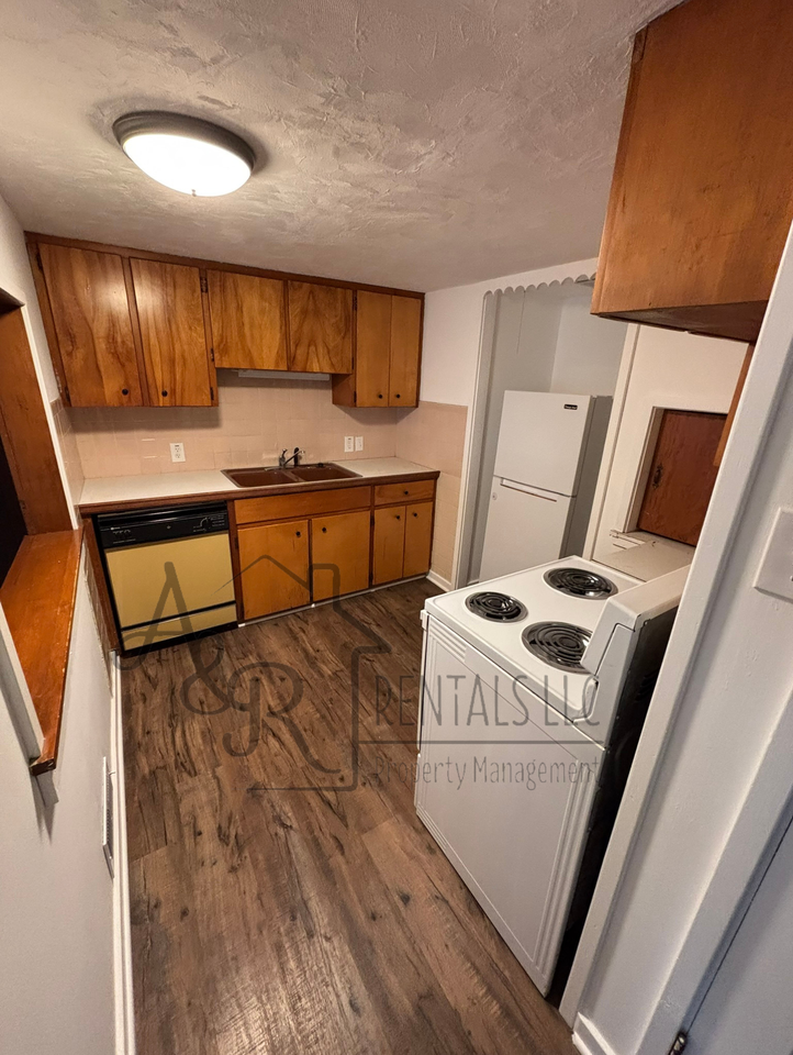 467 Fieldcrest Dr #1 - Photo 3 of 9