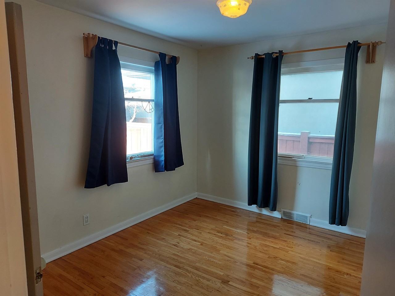 2219 Bowness Rd Nw - Photo 5 of 22