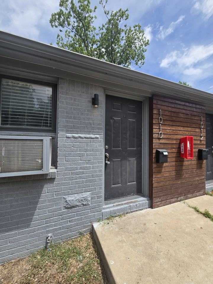 1010 E 8th St N #1010 - Photo 2 of 19