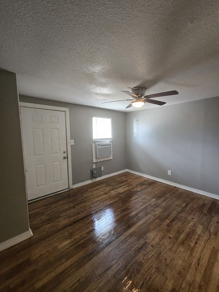 1010 E 8th St N #1010 - Photo 5 of 19