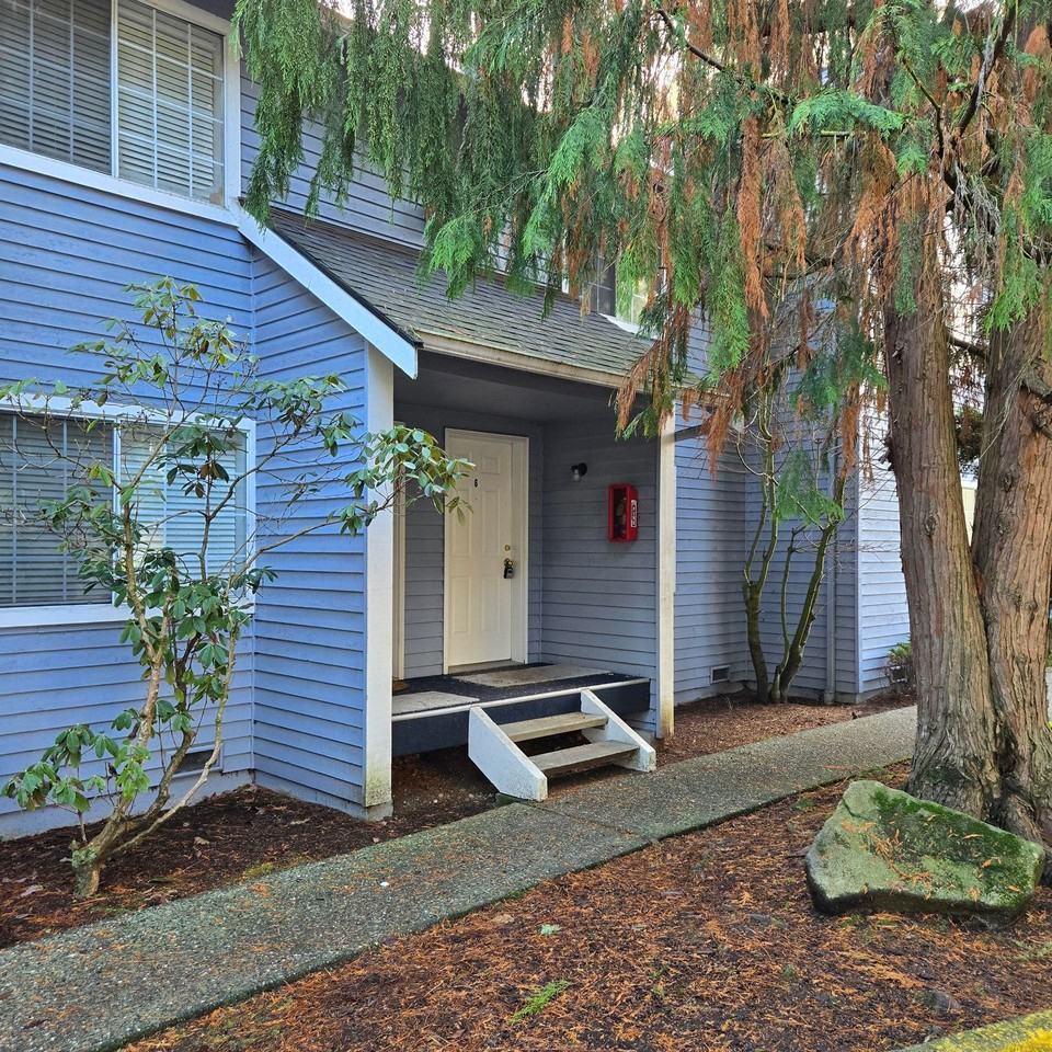 Renovated Townhomes in Alderwood Area - Photo 2 of 2