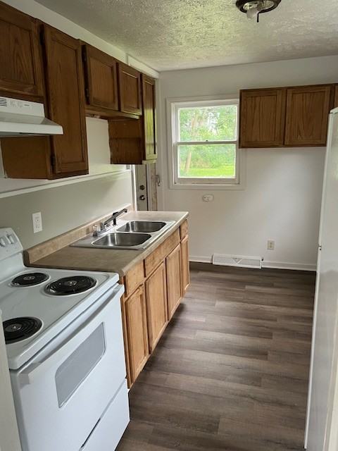 530 S Kenmore St #1 - Photo 4 of 13