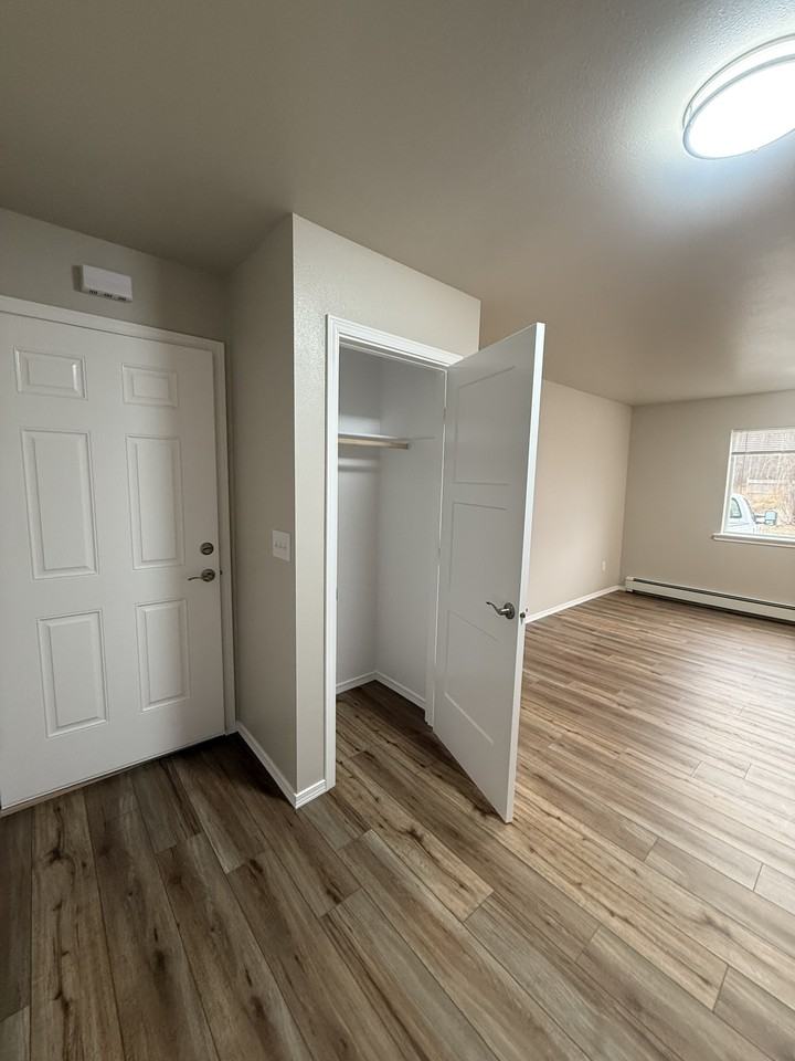 875 W Lookout Dr #B - Photo 4 of 17