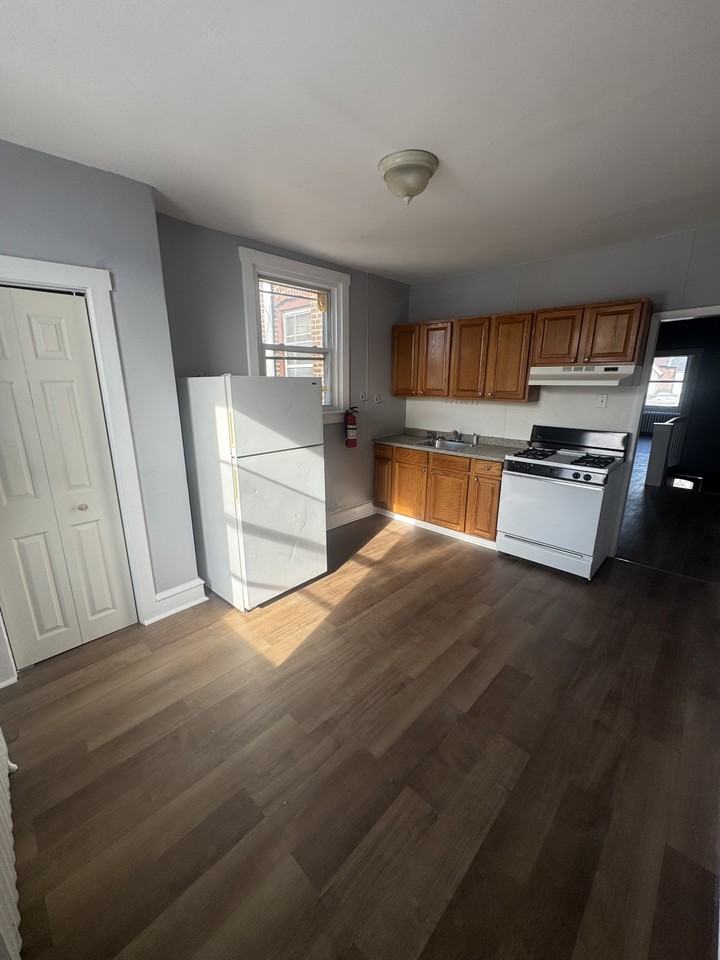 1220 Pratt St #2 - Photo 4 of 6