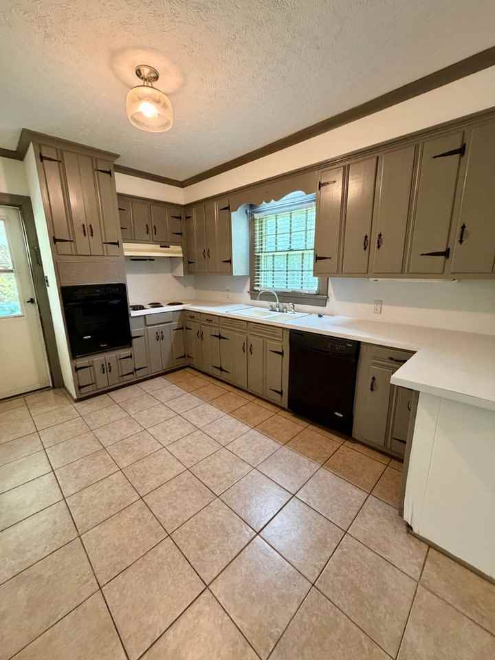 144 Maywood Dr - Photo 2 of 19