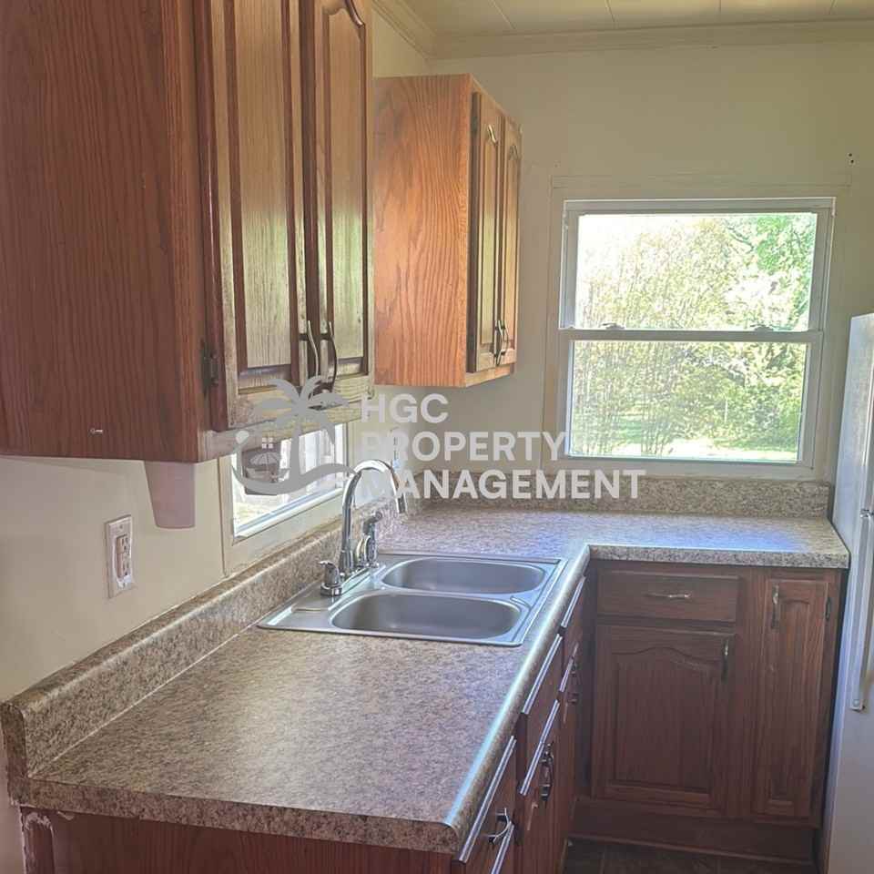 704A Irving Ave - Photo 3 of 7