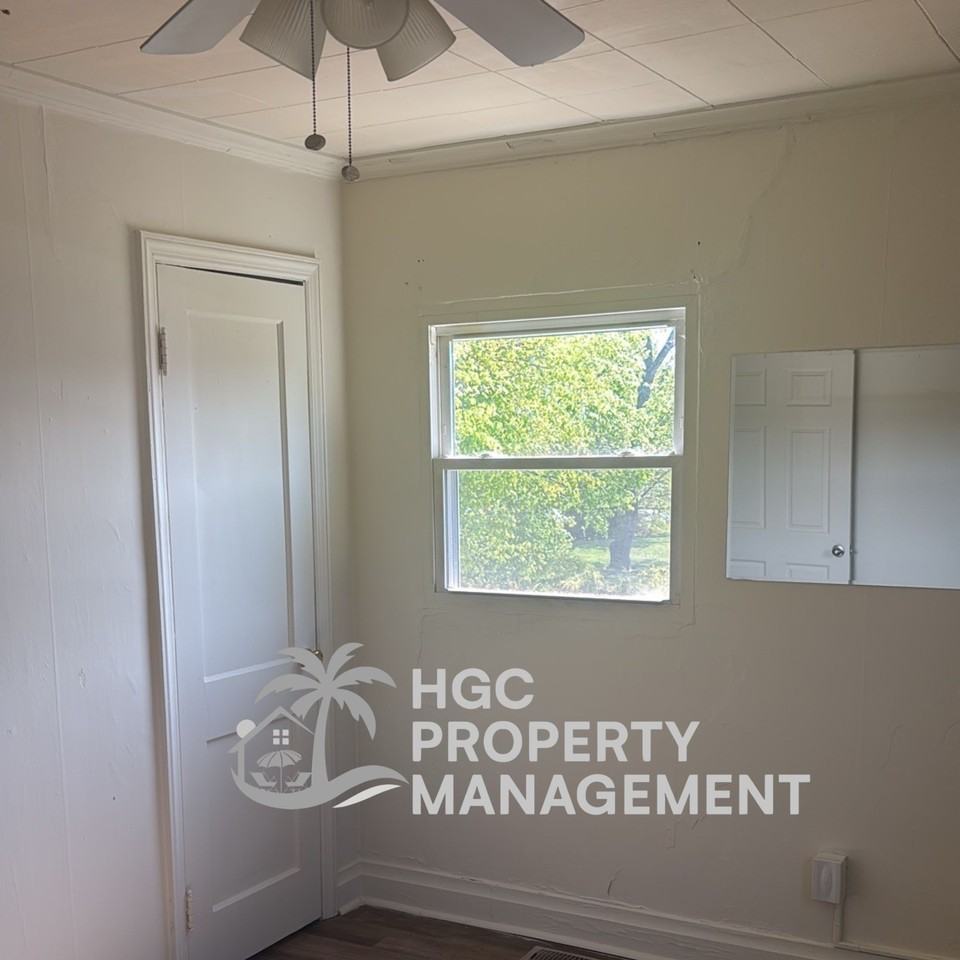 704A Irving Ave - Photo 5 of 7