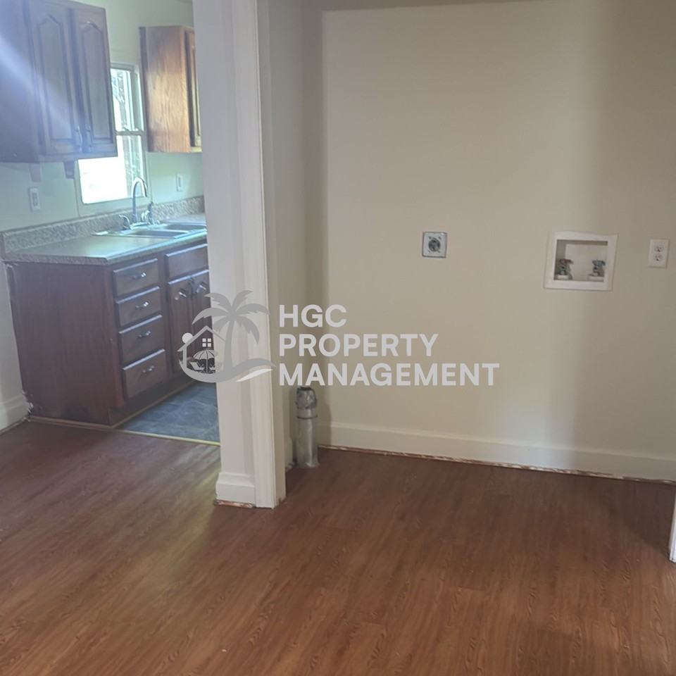 704A Irving Ave - Photo 7 of 7