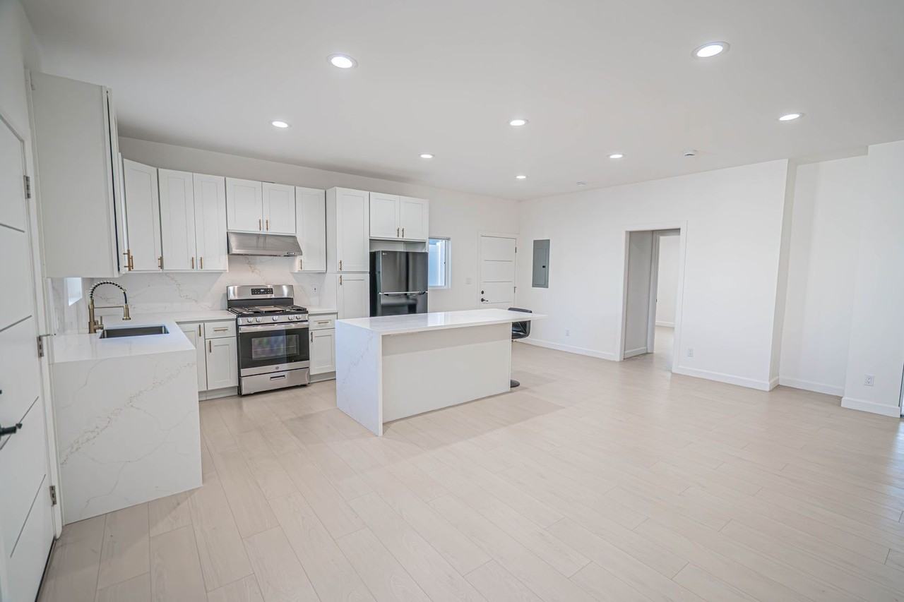 10941 Amestoy Ave - Photo 3 of 22