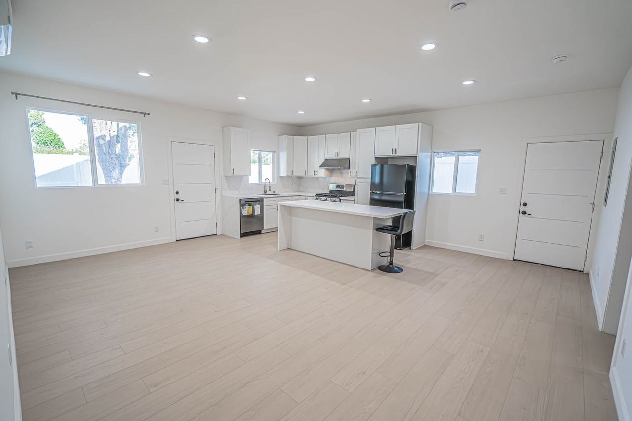 10941 Amestoy Ave - Photo 4 of 22