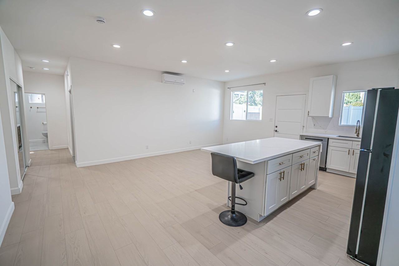 10941 Amestoy Ave - Photo 5 of 22