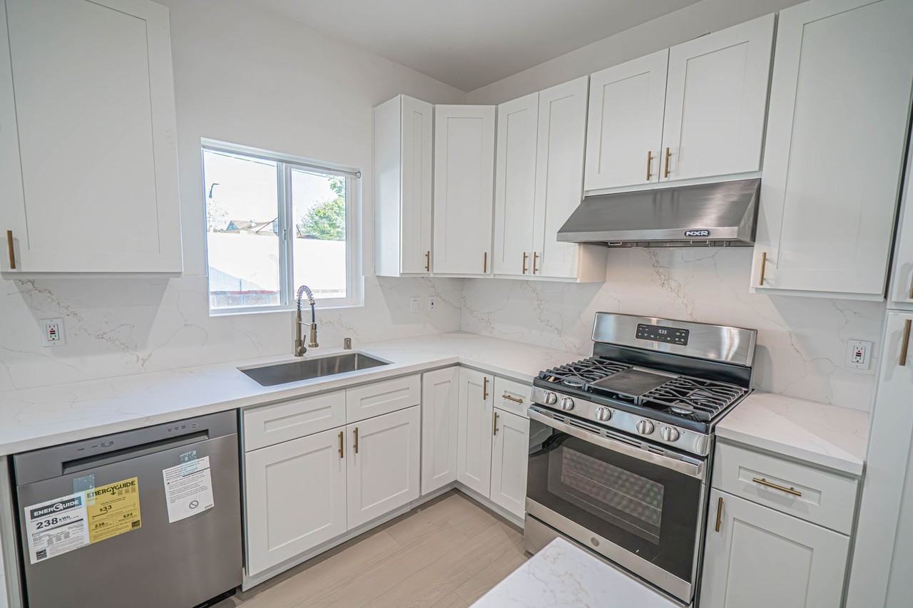 10941 Amestoy Ave - Photo 6 of 22