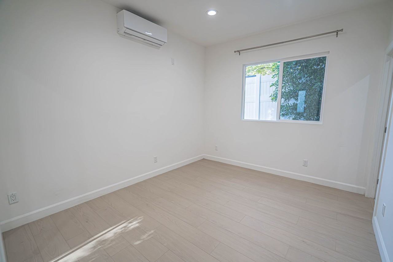 10941 Amestoy Ave - Photo 7 of 22