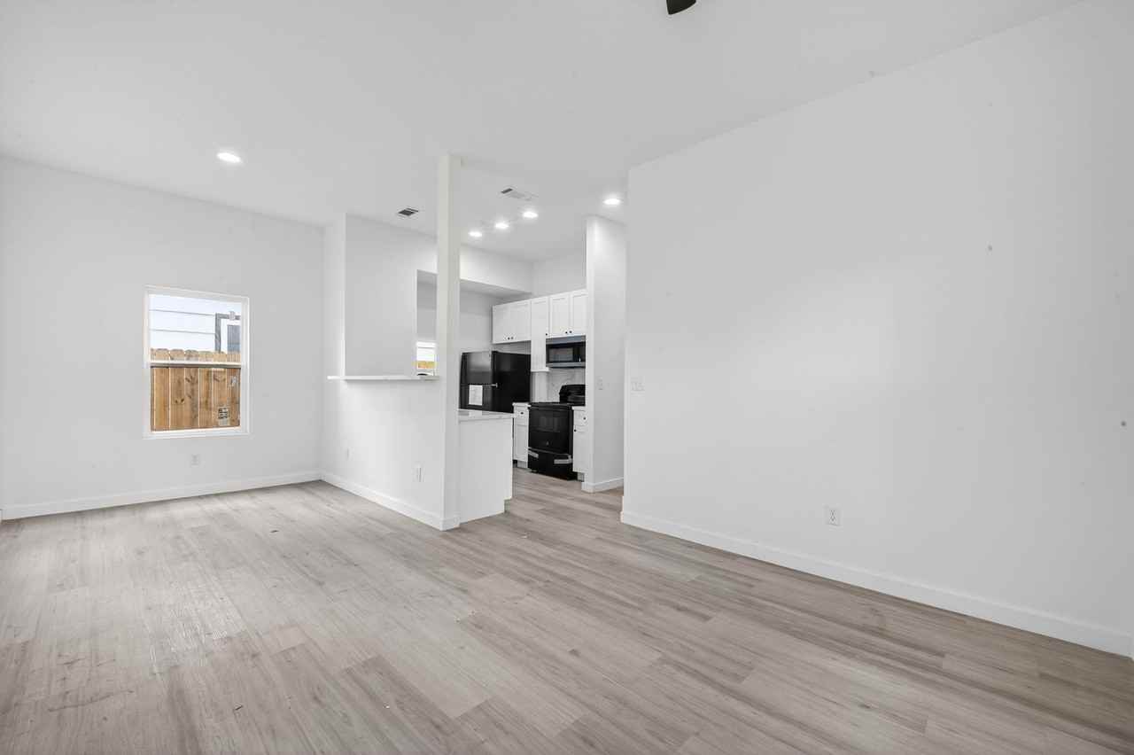 9009 Hilda St - Photo 2 of 21
