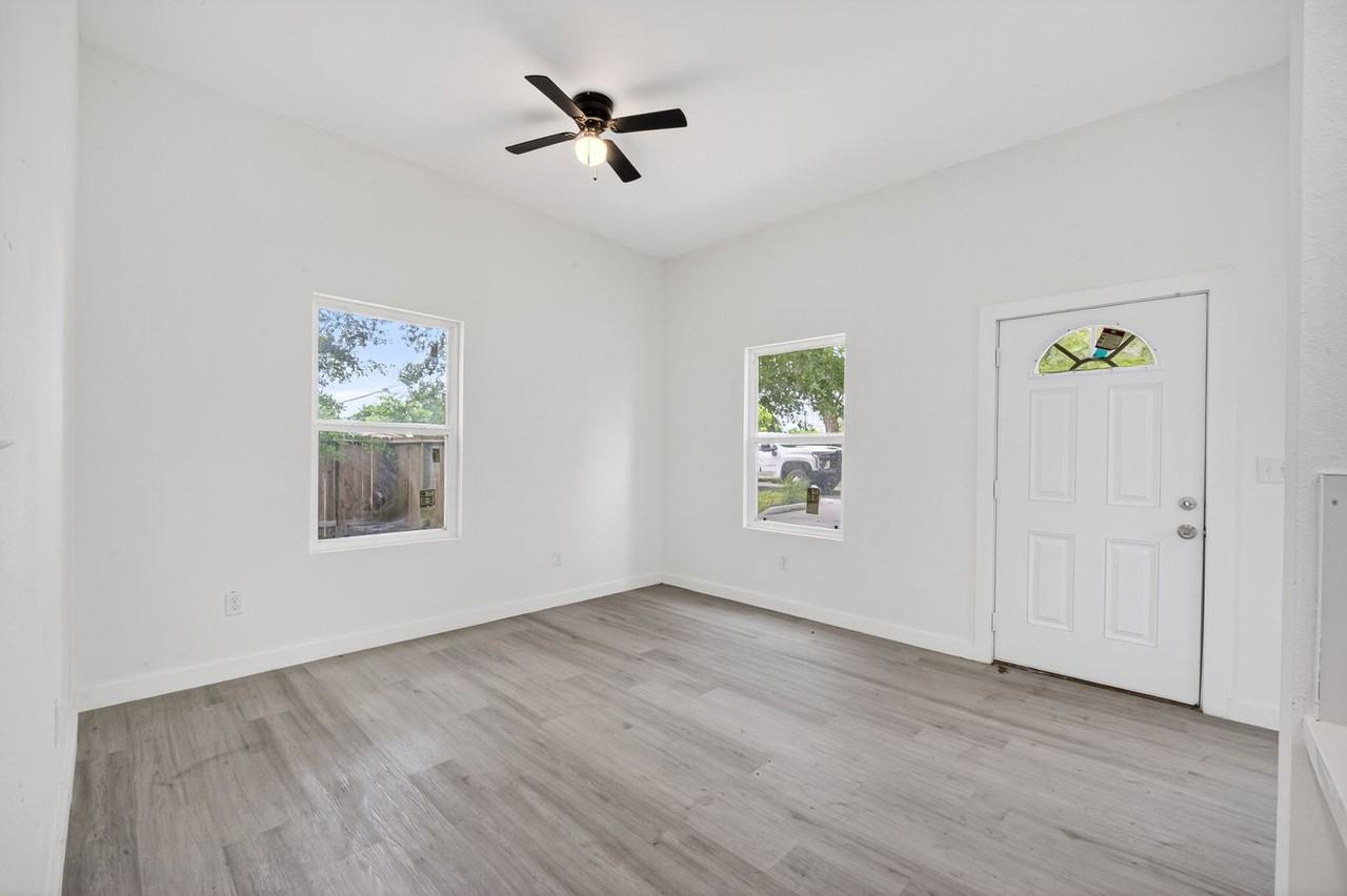 9009 Hilda St - Photo 4 of 21