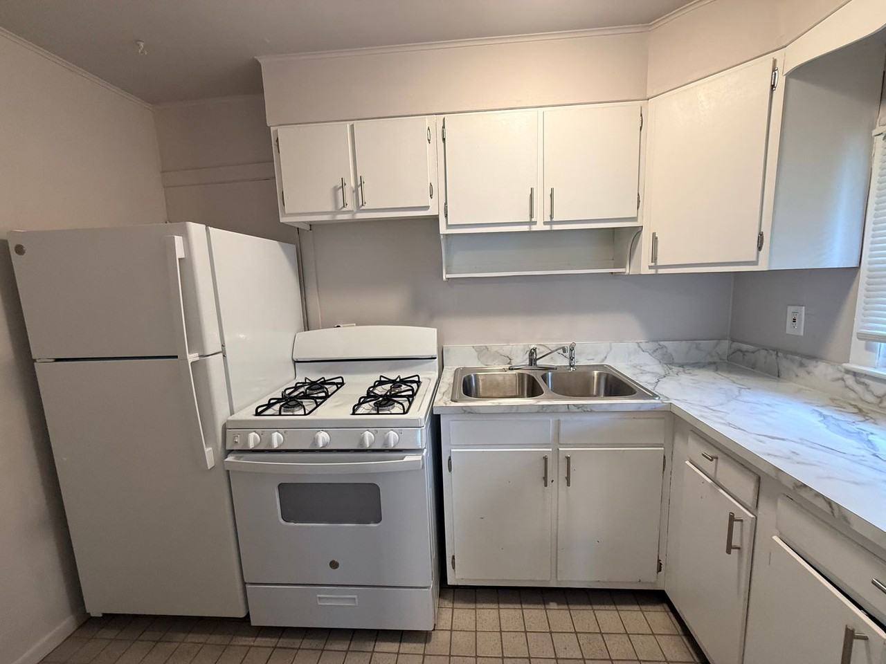 329 Lyon St Ne - Photo 3 of 16