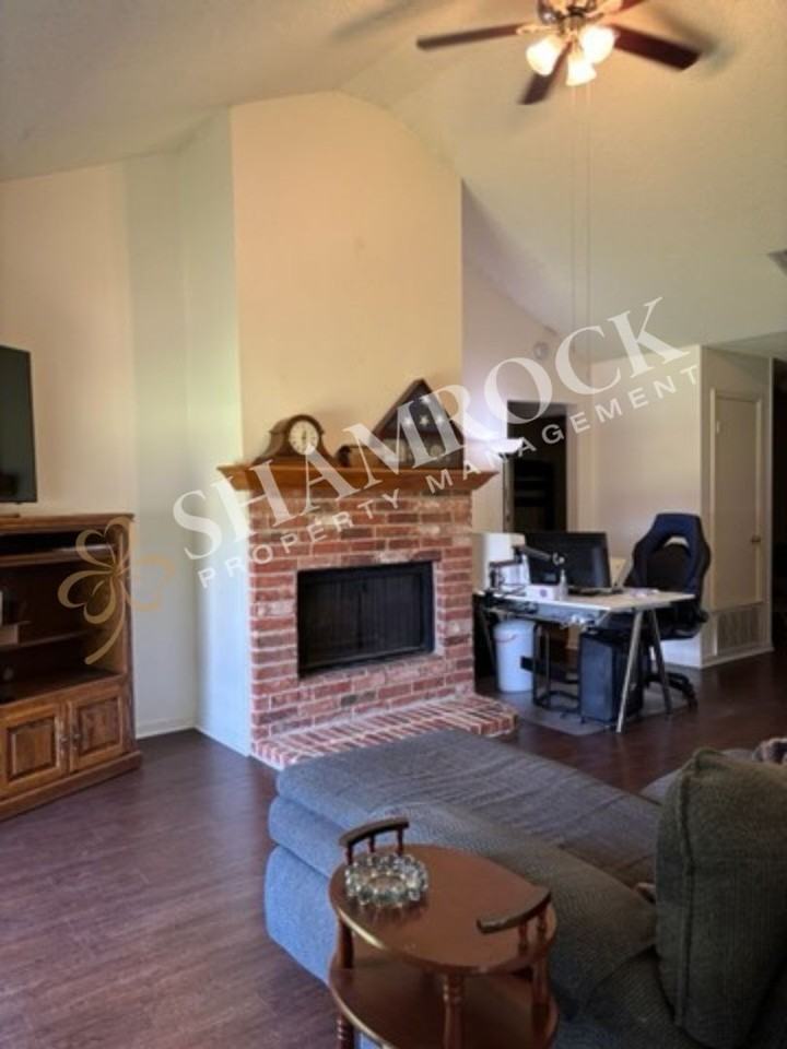 606 Park Place Dr - Photo 3 of 11