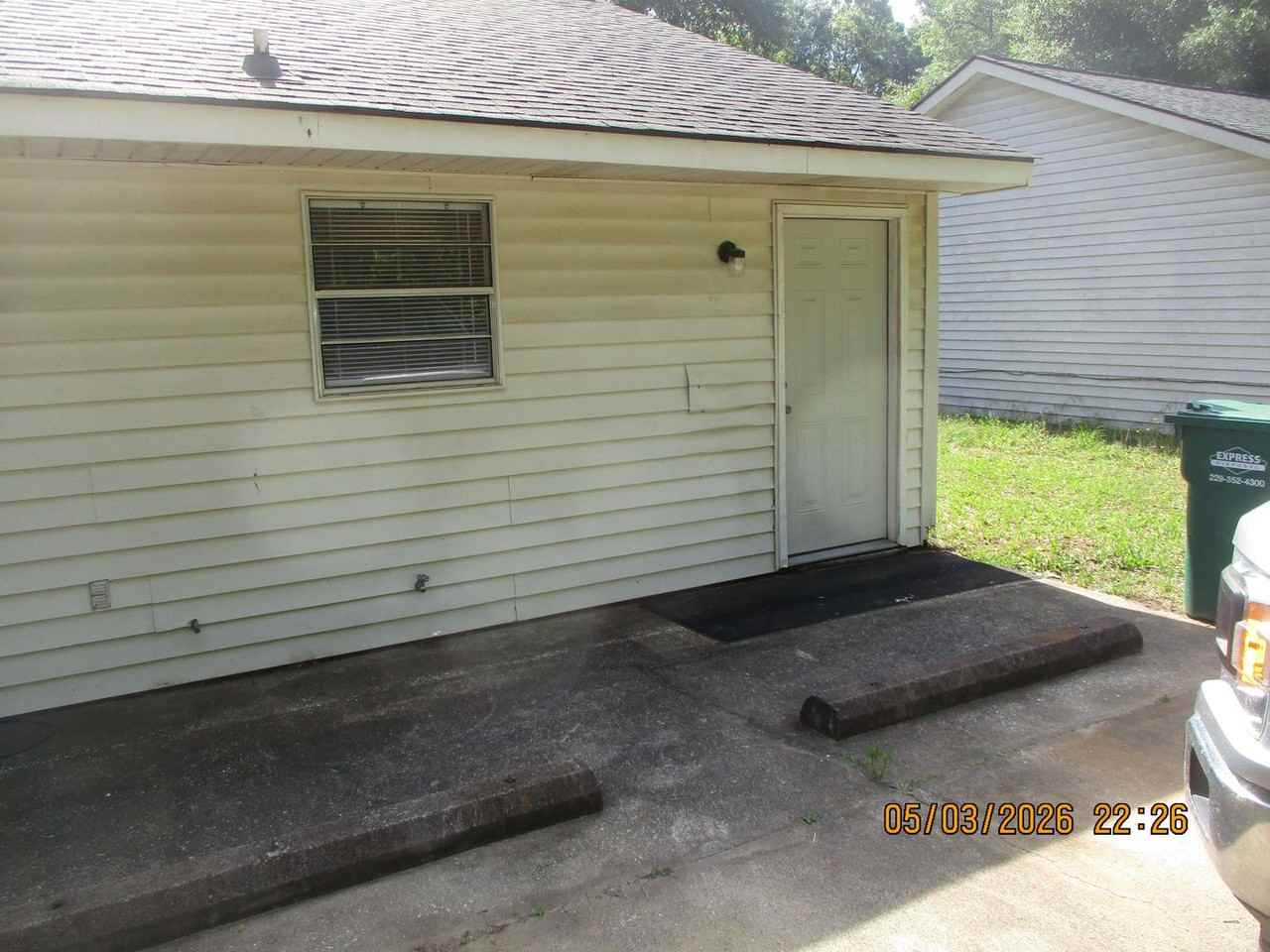 1125 University St Apt B - Photo 2 of 9