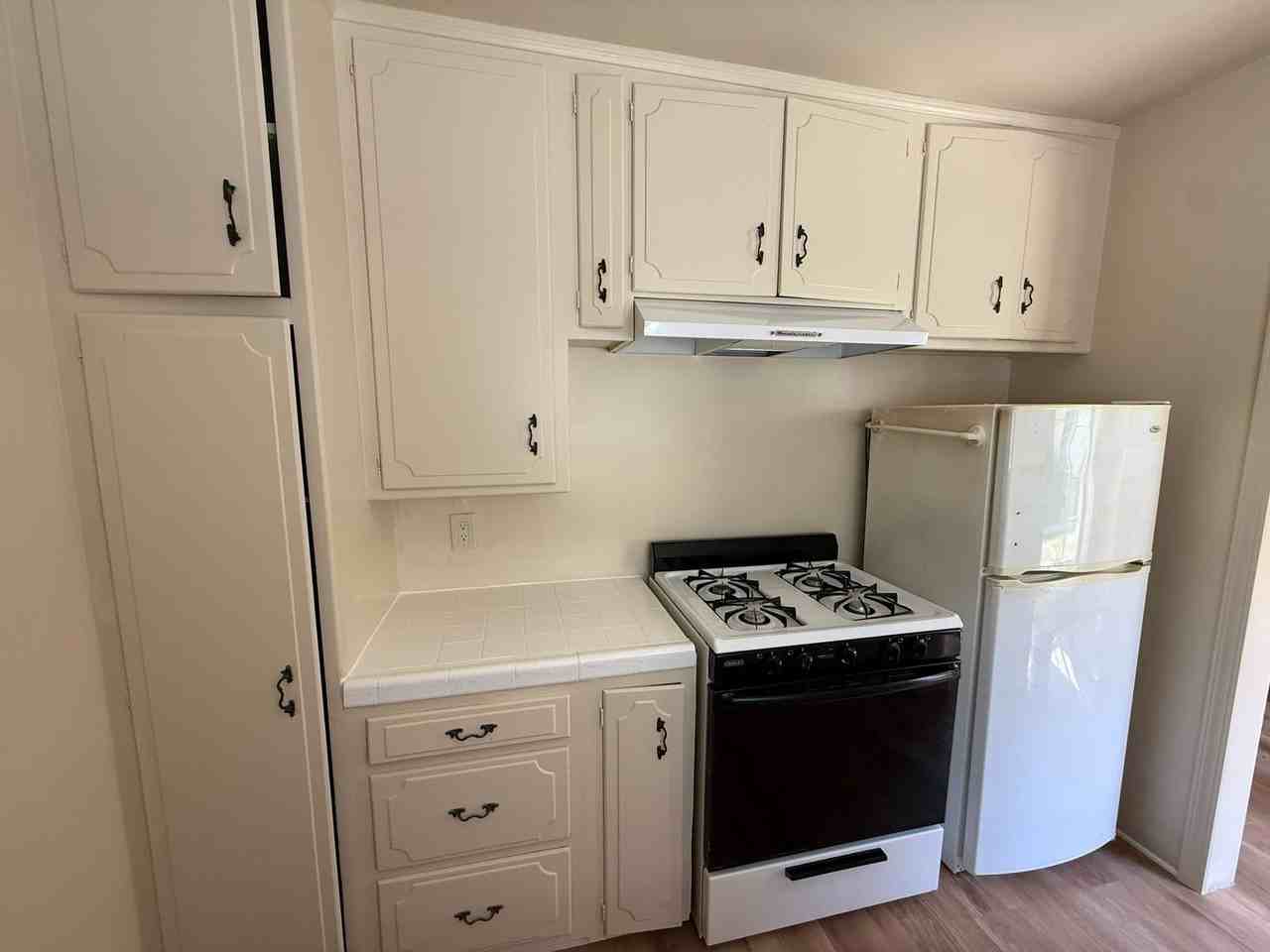 1133 Spazier Ave - Photo 5 of 19