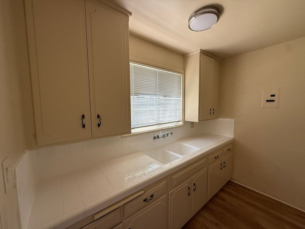 1133 Spazier Ave - Photo 6 of 19