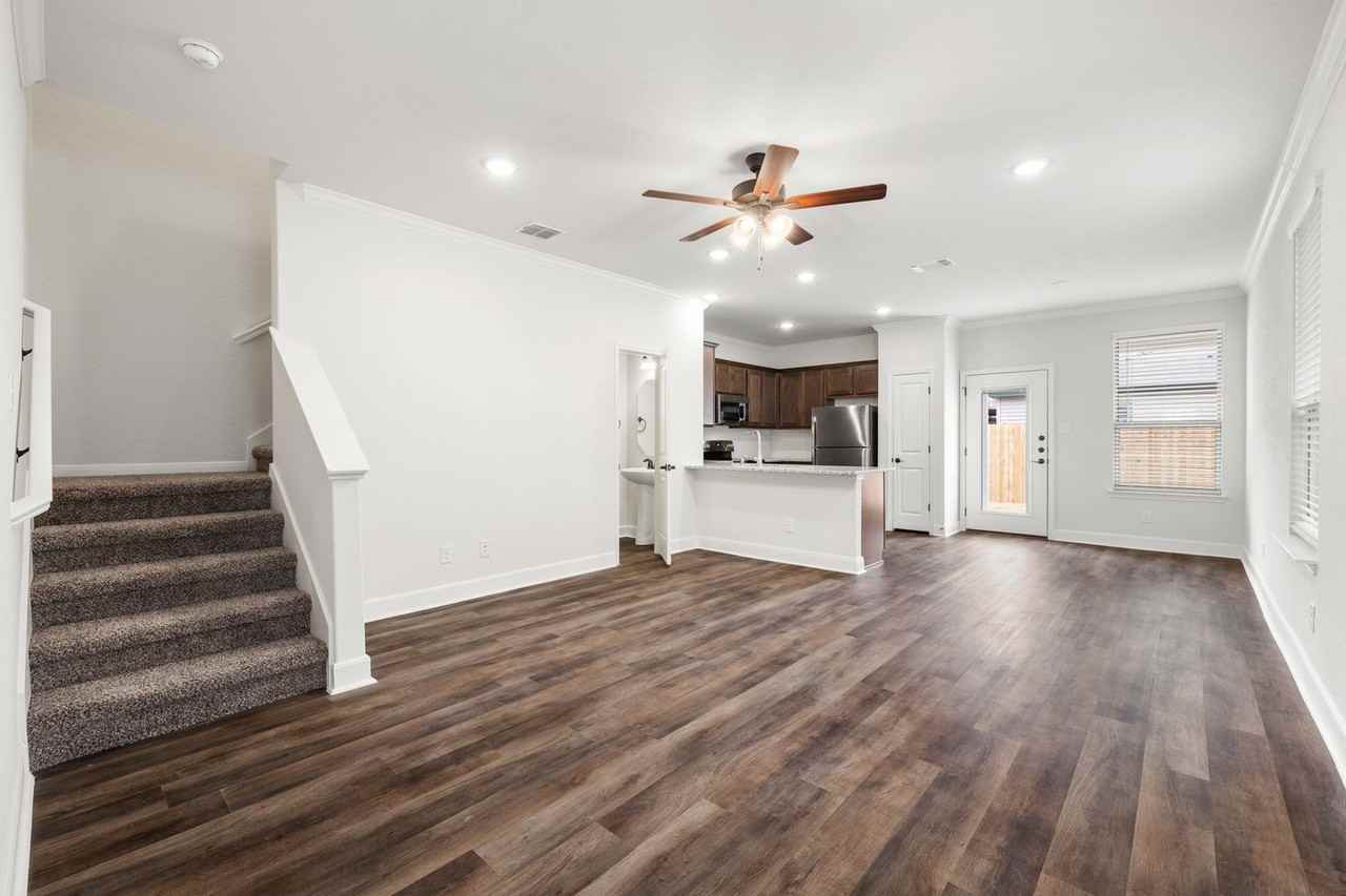 2307 Lynwood Bnd #1 - Photo 2 of 17