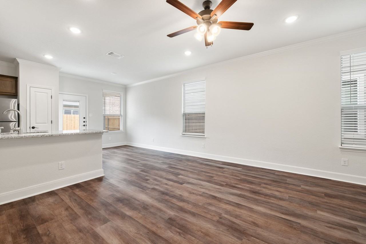 2307 Lynwood Bnd #1 - Photo 3 of 17
