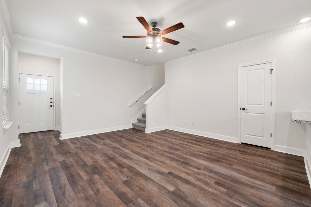 2307 Lynwood Bnd #1 - Photo 4 of 17