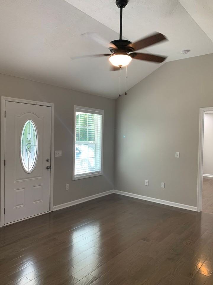 111 Grosch Ln - Photo 5 of 34
