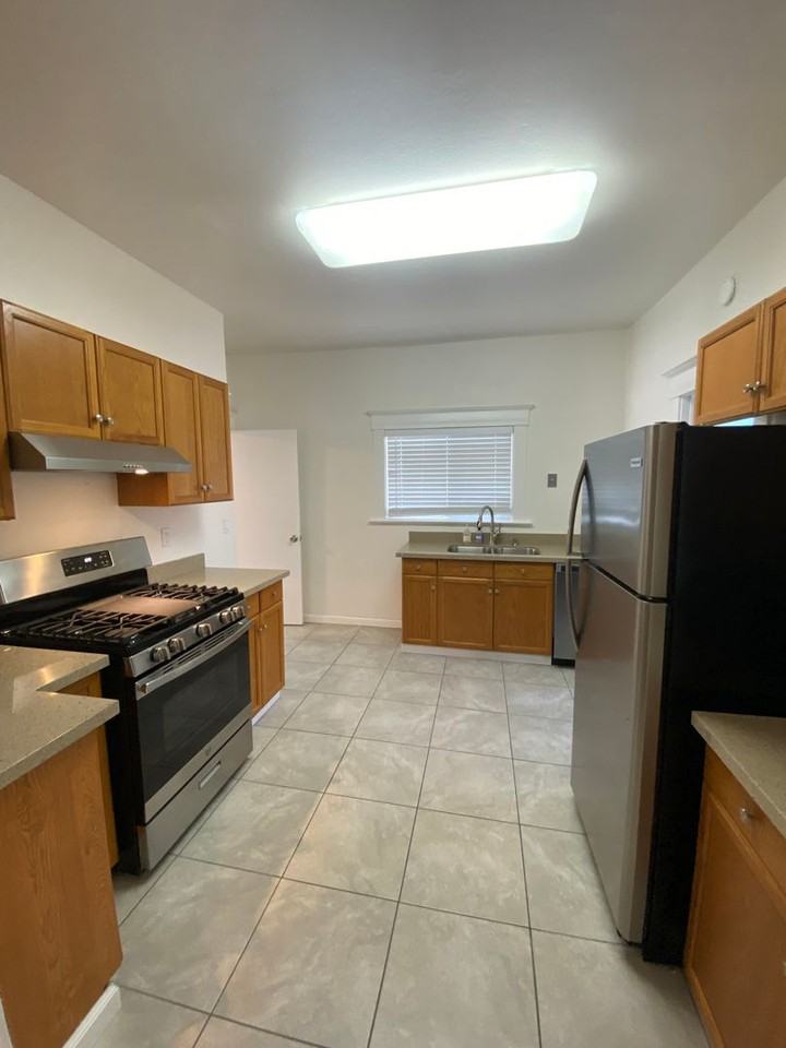 840 Aileen St - Photo 3 of 26