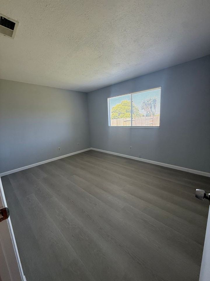 322 Pecan St - Photo 4 of 16