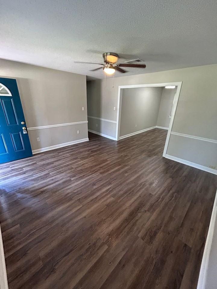 1747 Kings Way - Photo 2 of 12