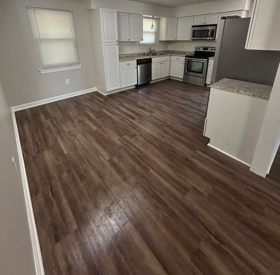1747 Kings Way - Photo 3 of 12