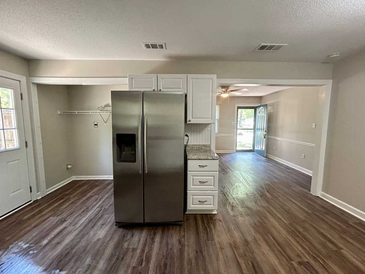 1747 Kings Way - Photo 4 of 12