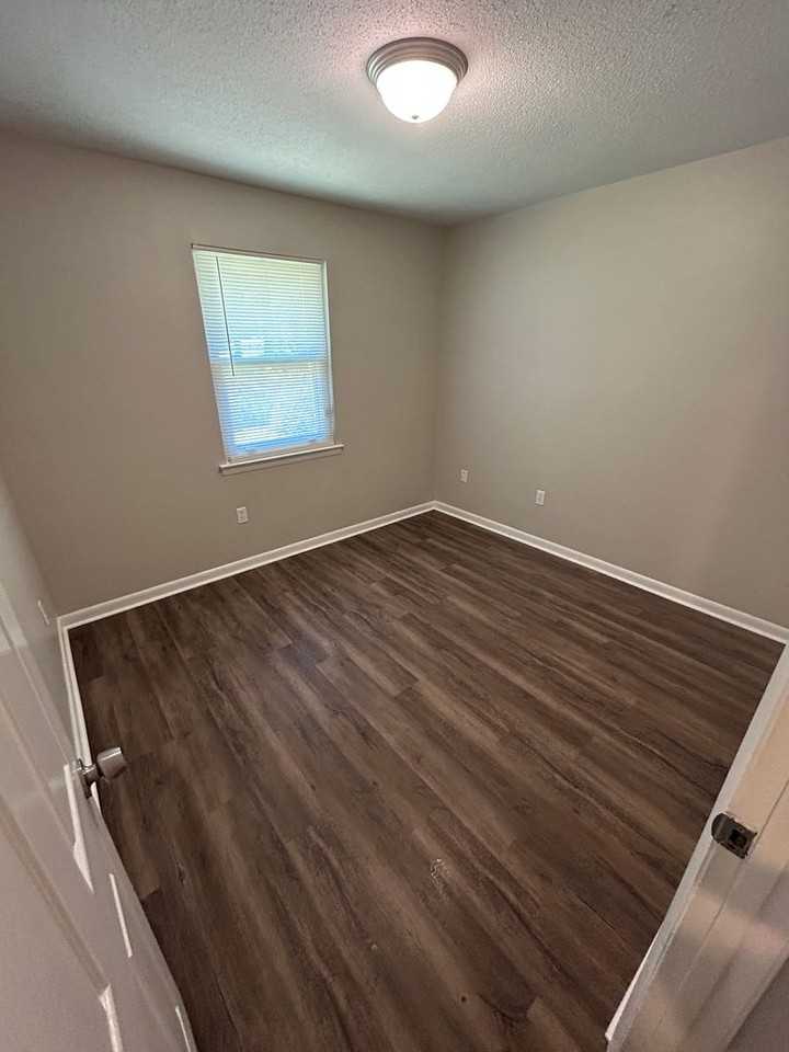 1747 Kings Way - Photo 6 of 12